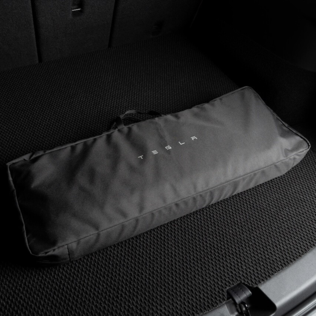 SMALL_此款 Model S3Y 車用寵物坐墊附有專用收納袋，可輕鬆收納於車輛前、後行李廂空間。
